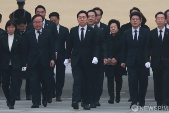 현충탑 향하는 김기현 국민의힘 신임 당대표