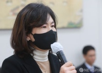 교육위원회 전체회의 출석한 고은정 반포고등학교 교장