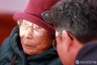 관계자와 대화 나누는 양금덕 할머니