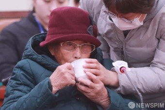 물 마시는 일제 강제동원 피해자 양금덕 할머니