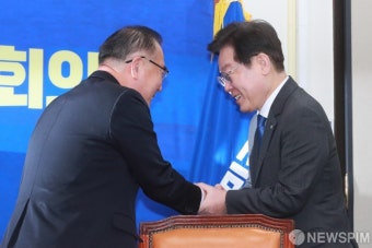 악수하는 이재명 더불어민주당 대표 - 이개호 단장