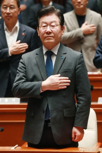 국민의례하는 이재명 더불어민주당 대표