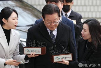 고개 숙인 이재명 대표