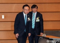 참석하는 조규홍 장관, 서홍관 원장