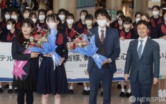 '꽃다발 받은 일본 고등학생들'