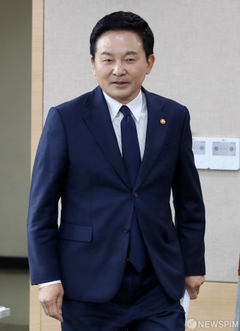 부동산 관련 관계부처 합동브리핑 참석하는 원희룡 장관