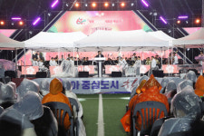 진해군항제 4년 만에 화려한 개막…창원시 진해구 일원
