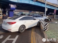 인천 장수사거리서 승용차 추돌...3명 부상