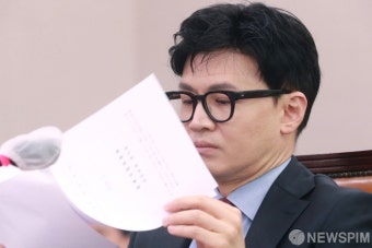 50억 클럽 특검법 확인하는 한동훈 장관