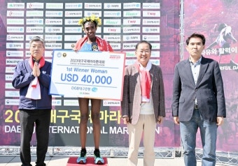 '대구국제마라톤' 우승 톨로사에 월계관 씌워주는 홍준표 시장