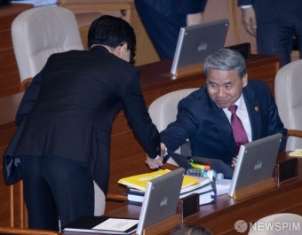 한동훈 법무부 장관과 인사하는 이종섭 국방부 장관