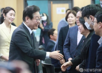 참석자들과 악수하는 이재명 더불어민주당 대표