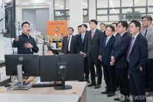 한국기계전기전자시험연구원 음성 ESS센터 둘러보는 장영진 차관