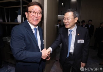 인사 나누는 민병복 대표-이종호 장관