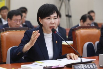 질의에 답하는 전현희 국민권익위원장