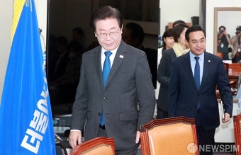 최고위원회의 참석하는 이재명 대표