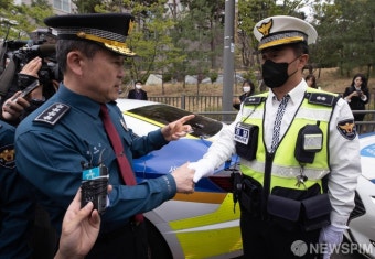 경찰관 격려하는 윤희근 경찰청장