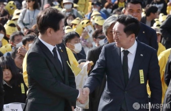 악수하는 이재명 대표와 김기현 대표
