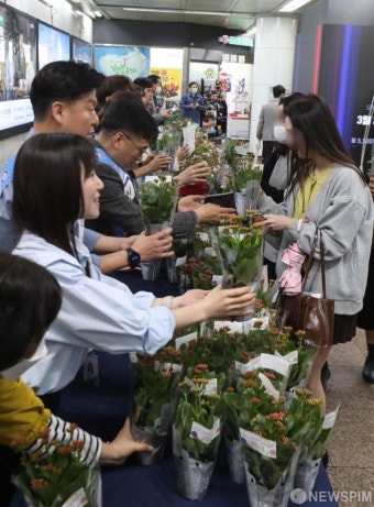 서울교통공사, 광화문역서 봄 화분 나눔 행사