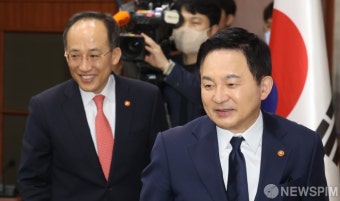 자리로 향하는 추경호 부총리와 원희룡 장관