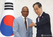 에스와티니 총리에게 자리 안내하는 한덕수 총리