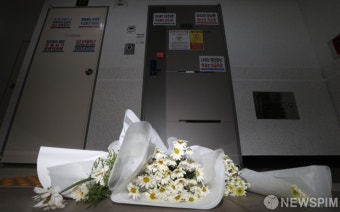 전세사기 피해 희생자 집 앞에 놓인 국화