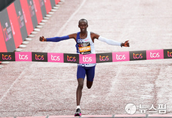 [사진] 2023 런던마라톤서 우승한 케냐의 켈빈 키프텀