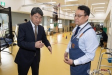 서울나래학교 방문해 둘러보는 이주호 부총리