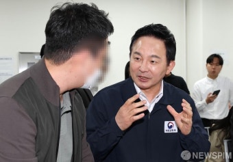 전세사기 피해자와 대화하는 원희룡 장관