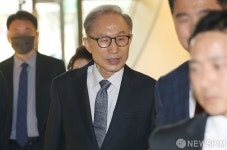 '유인촌 주연' 연극 직관 나선 MB