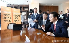 퇴직연금 서비스 시연하는 이정식-이복현