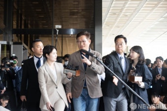 '돈봉투 의혹' 송영길 전 더불어민주당 대표 검찰 출석