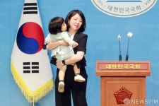 자녀와 기자회견 준비하는 용혜인 의원