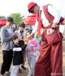 삐에로의 풍선아트 즐기는  어린이