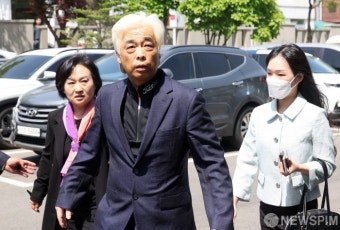 이상민 장관 탄핵심판 첫 변론 출석하는 이태원 참사 유가족들