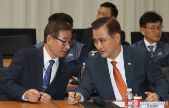 대화 나누는 강구영 한국항공우주산업 대표이사 - 엄동환 방위사업청장