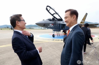 환한 미소 보이는 엄동환 방위사업청장 - 강구영 한국항공우주산업 대표이사