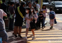 학교 앞 설치된 노란색 횡단보도