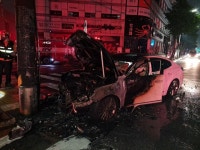 부산 감전동서 전신주 충돌한 승용차 불…인명피해는 없어