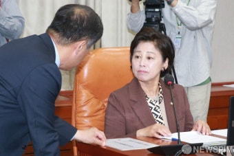 맹성규 의원과 대화 나누는 남인순 위원장