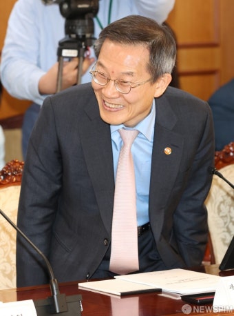 누리호 발사 성공 축하 받는 이종호 장관