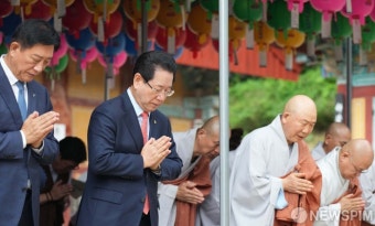 합장하는 김영록 전남지사-김한종 장성군수