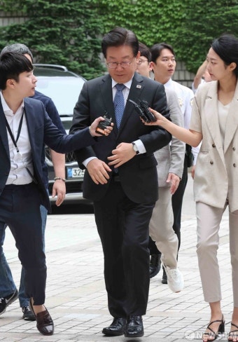 고개숙인  이재명 민주 대표