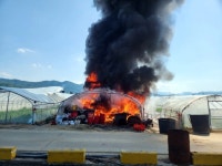 성주 백전리 비닐하우스 참외작업장 화재...인명피해 없어