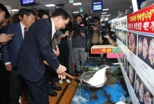 광어 고르는 김기현 국민의힘 대표