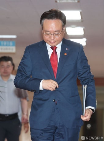 국무회의 입장하는 조규홍 장관