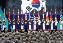 입장하는 참전국 국기