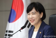 환하게 웃는 전현희 위원장