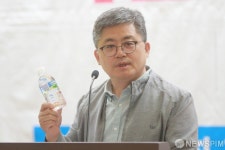발언하는 함운경 전국 군산 횟집 네모선장 대표