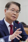 답하는 이정식 고용노동부 장관
